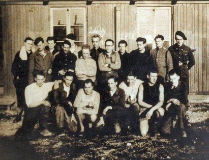 Niederl&auml;ndische Kriegsgefangene vor einer Baracke, HASAG Leipzig, April 1944, Sammlung Familie Augustijn