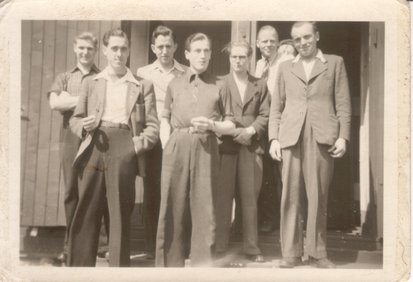 Klaas Touber (3. v. r.) mit weiteren Zwangsarbeitern im Barackenlager der Werft Bremer Vulkan, Denkort Bunker Valentin/ LzpB Bremen 