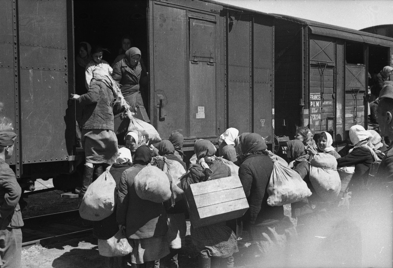 Ukrainerinnen, die zur Zwangsarbeit nach Deutschland verschleppt werden, steigen in G&uuml;terwaggons, Fr&uuml;hling 1943, BArch 101I-086-3559-10