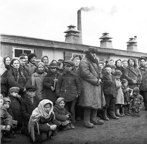 Ankunft einer Gruppe von Frauen, Kindern und M&auml;nnern aus der Sowjetunion in einem Lager in Meinerzhagen/Sauerland, 29. April 1944, Stadtarchiv Meinerzhagen