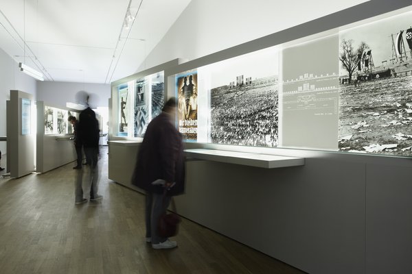 Blick in den ersten Abschnitt der Dauerausstellung. Hier werden die Entwicklungen in Deutschland von der Machtübernahme der Nationalsozialist:innen 1933 bis zum Beginn des Zweiten Weltkriegs 1939 verdeutlicht. Foto: gewerkdesign