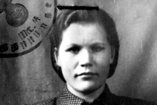 Katharina W. wurde mit 15 Jahren aus ihrem Heimatort Schewtschenko zur landwirtschaftlichen Zwangsarbeit in das Sanatorium »Rasemühle« (heute Tiefenbrunn) verschleppt und musste das »Ostarbeiter«-Abzeichen tragen. Quelle: Archiv ehem. Landeskrankenhaus Tiefenbrunn