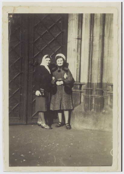 Marija Klimenko (links) mit einer befreundeten ukrainischen Zwangsarbeiterin vor dem K&ouml;lner Dom, undatiert. Fotograf: unbekannt. Bildnachweis: NS-Dokumentationszentrum der Stadt K&ouml;ln (Bp4351).