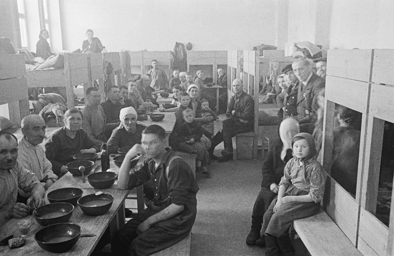 Ukrainer in der Bibliothek des Deutschen Museums München, die zu einem Lager umfunktioniert wurde, um 1944. Deutsches Museum München
