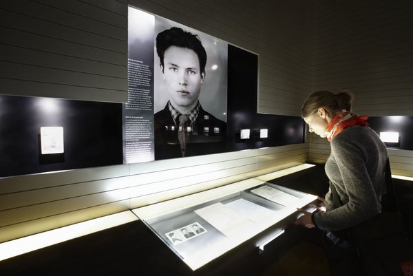 Die mehr als 60 Fallgeschichten in der Dauerausstellung sind dokumentarisch und vor allem fotografisch aufbereitet. Foto: gewerkdesign