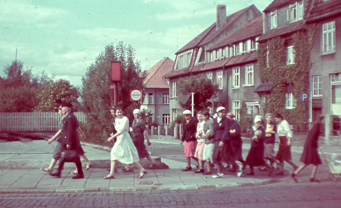 Zwangsarbeiterinnen auf der Detmolder Straße in Höhe der Diesterwegstraße in Bielefeld, undatiert, Stadtarchiv Bielefeld