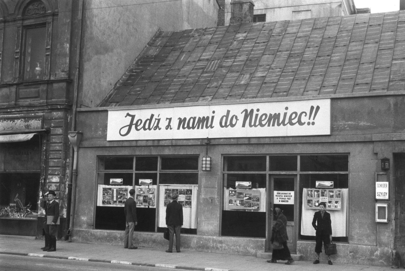 Auf einem Haus in Warschau steht „Fahr mit uns nach Deutschland!“, undatiert. Stadtarchiv München  