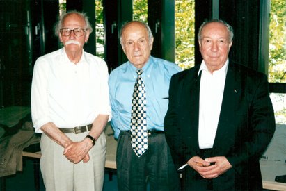 Klaas Touber mit Elia Tomasi und Andr&egrave; Migdal (v.l.n.r.) als geladene Ehreng&auml;ste und Zeitzeugen bei der Auff&uuml;hrung der &bdquo;Cantate pour la vie&ldquo; im Bunker &bdquo;Valentin&ldquo;, 2000, Denkort Bunker Valentin/ LzpB Bremen 