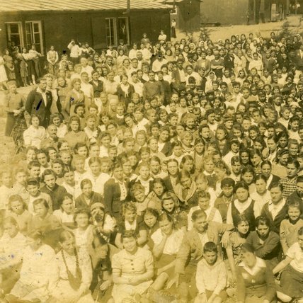 Zwangsarbeiter:innen in einem Ostarbeiterlager in Salzwedel, um 1943. Memorial Moskau