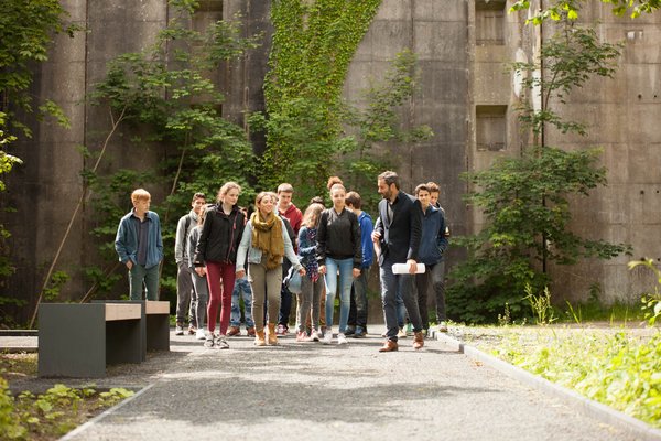 Seminargruppe auf dem Außengelände