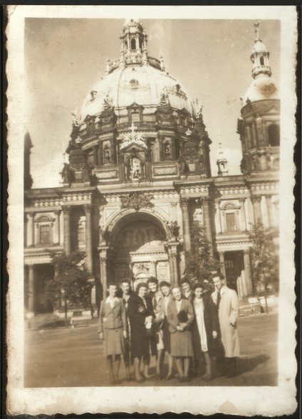 Polish forced labourers, including Maria Andrzejewska (née Kawecka), in front of the Berlin Cathedral in Berlin-Mitte © Dokumentationszentrum NS-Zwangsarbeit/Collection Berliner Geschichtswerkstatt, dzsw5768
