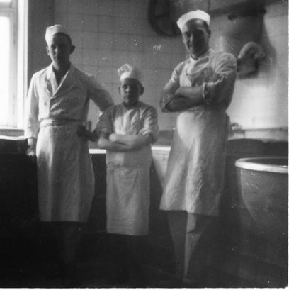 In der Backstube der B&auml;ckerei und Konditorei Adolf Arens in Hannover M&uuml;nden. Ganz rechts der Kriegsgefangene &raquo;Anton&laquo; C., undatiert, Kreisarchiv G&ouml;ttingen/ Irmgard Gemm, Hann. M&uuml;nden, Ausstellung "Auf der Spur europ&auml;ischer Zwangsarbeit. S&uuml;dniedersa