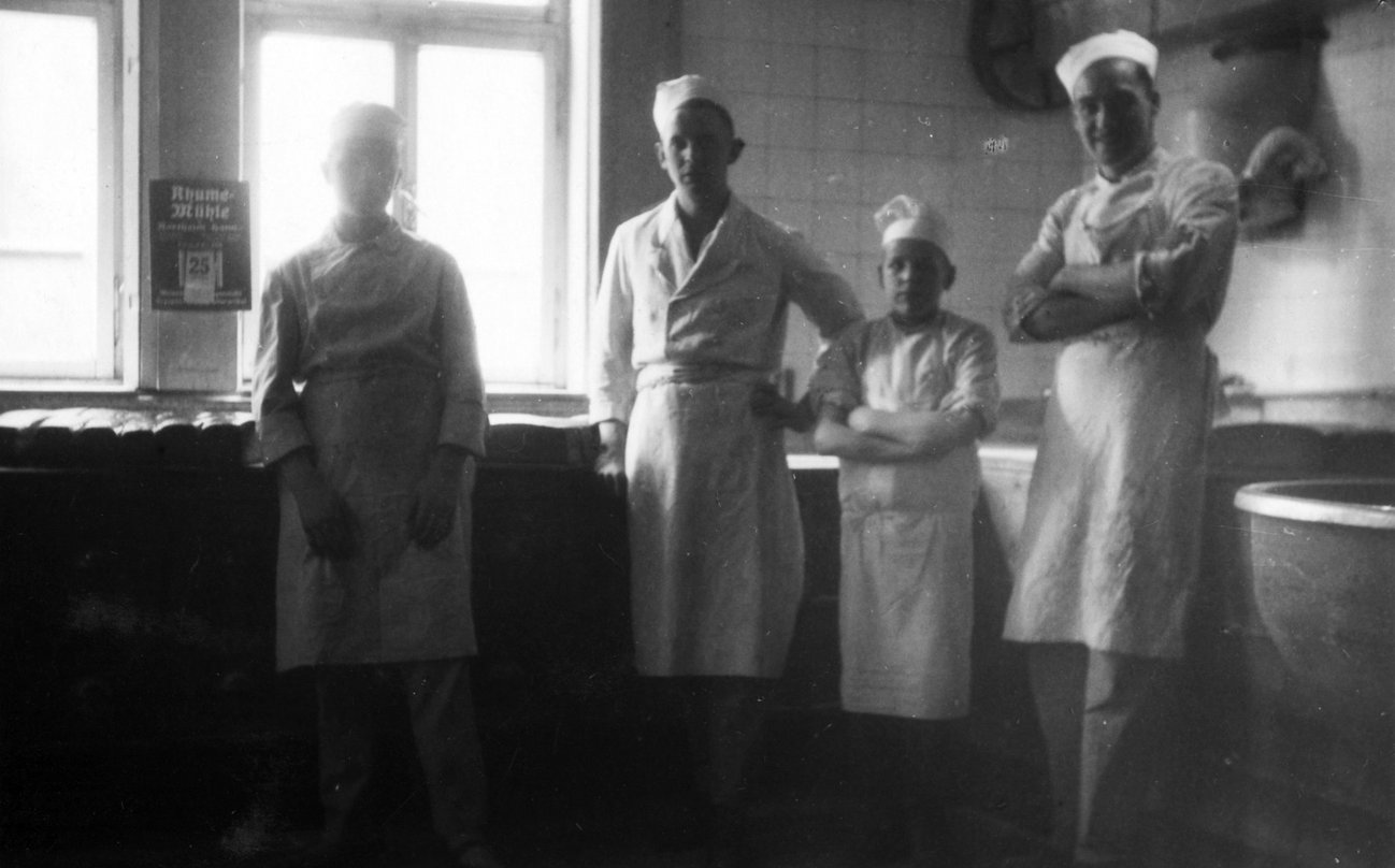 In der Backstube der Bäckerei und Konditorei Adolf Arens in Hannover Münden. Ganz rechts der Kriegsgefangene »Anton« C. ,undatiert . Kreisarchiv Göttingen/ Irmgard Gemm, Hann. Münden