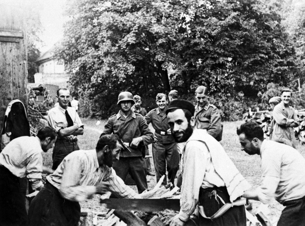 Deutsche Soldaten zwingen Juden zu Holzarbeiten, Polen 1939, Stadtarchiv N&uuml;rnberg E 39/I Nr. 1702/11