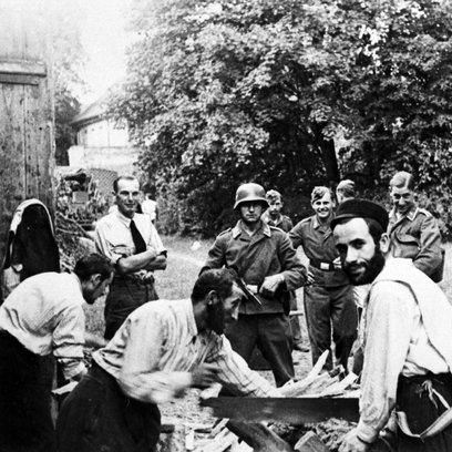 Deutsche Soldaten zwingen Juden zu Holzarbeiten, Polen 1939, Stadtarchiv Nürnberg E 39/I Nr. 1702/11 Deutsche Soldaten zwingen Juden zu Holzarbeiten, Polen 1939, Stadtarchiv Nürnberg E 39/I Nr. 1702/11