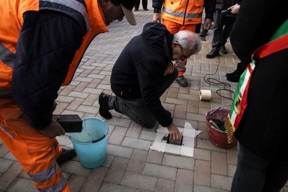 Verlegung des Stolpersteins durch Giacomo Baccaranis Neffen im Fr&uuml;hjahr 2020,  Andrea Mainardi, Istoreco Fototeca, Reggio Emilia