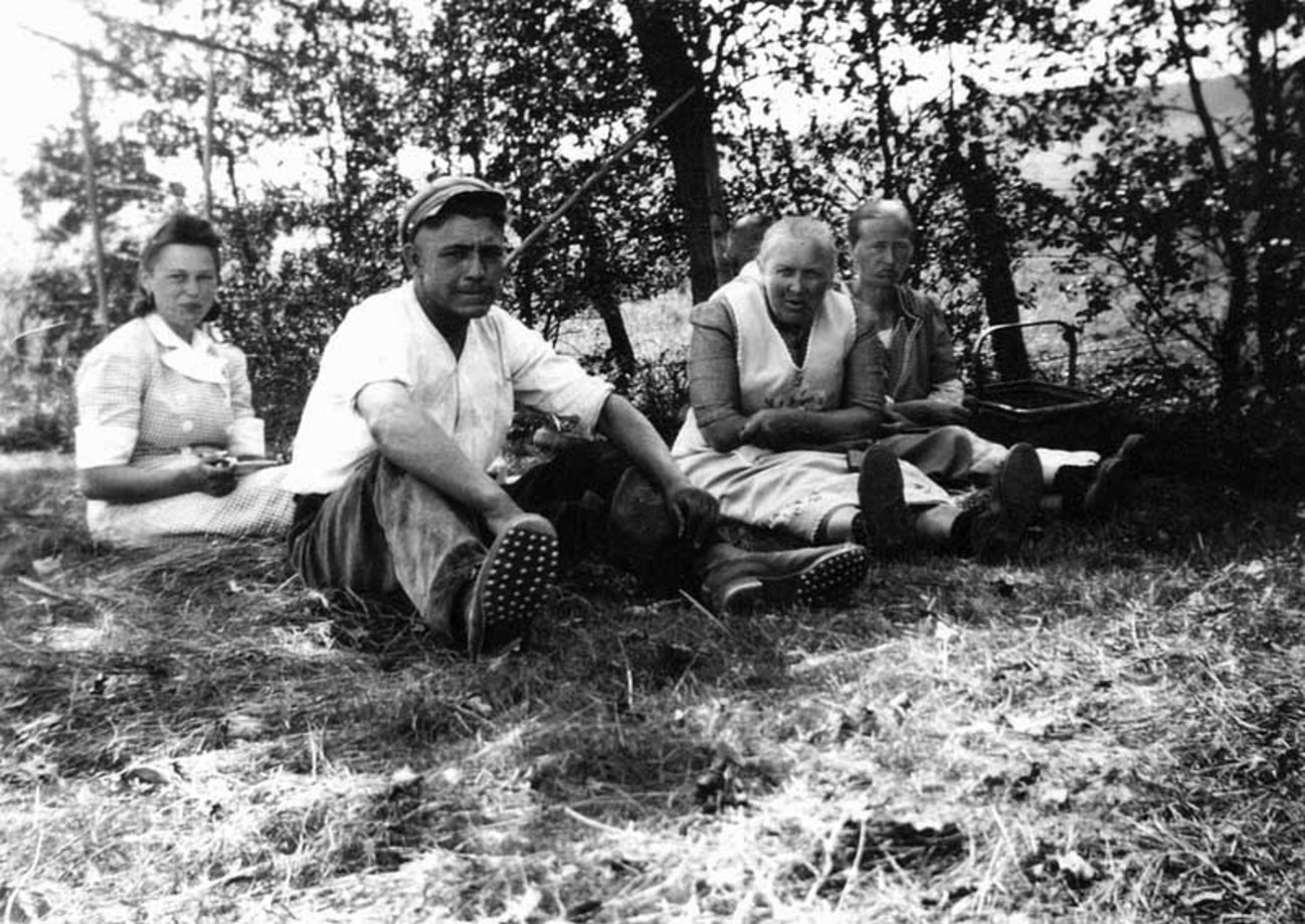 In der Mitte sitzt Wasil P., der in Escherode (Landkreis Göttingen) Zwangsarbeit auf einem landwirtschaftlichen Betrieb leisten musste. Undatiert, Bernd Kesten, Escherode