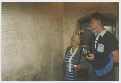 Die ehemalige ukrainische Zwangsarbeiterin Marija Schabanowa besucht mit ihrem Enkel ihre frühere Zelle des Gestapogefängnisses im EL-DE-Haus, Köln September 1991. Fotograf: unbekannt. Bildnachweis: NS-Dokumentationszentrum der Stadt Köln (N986,122).