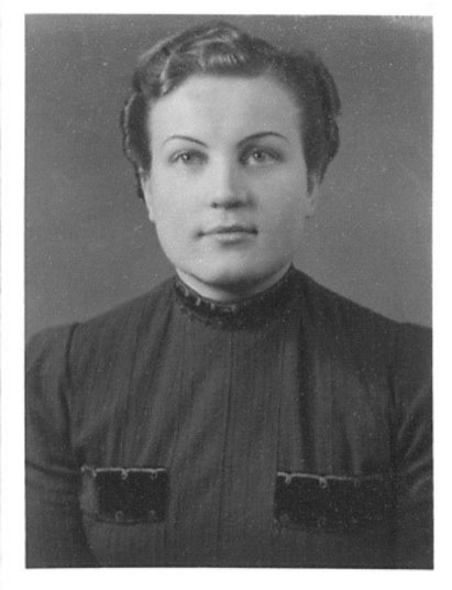 Foto von Gertrud G&ouml;nnenwein auf einem Fragebogen des Rasse- und Siedlungshauptamtes, 1940. Bundesarchiv Berlin, ehem. BDC, RS Traub