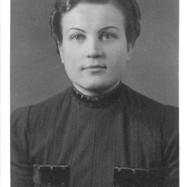 Foto von Gertrud G&ouml;nnenwein auf einem Fragebogen des Rasse- und Siedlungshauptamtes, 1940. Bundesarchiv Berlin, ehem. BDC, RS Traub