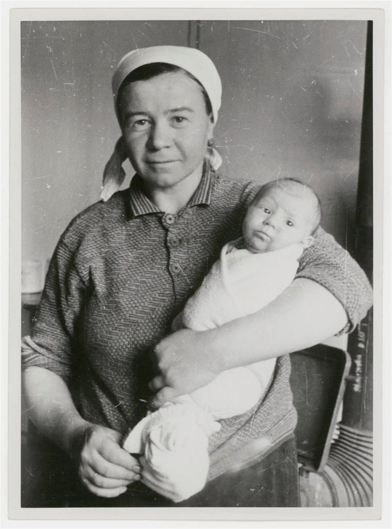 A forced labourer and her new-born child, photo series of the maternity home Broitzemer Straße, winter 1943/44, Brunswick © Institute of National Remembrance, Warsaw