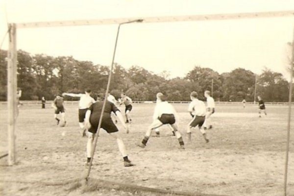 Niederländische Zwangsarbeiter beim Fußballspiel in Berlin