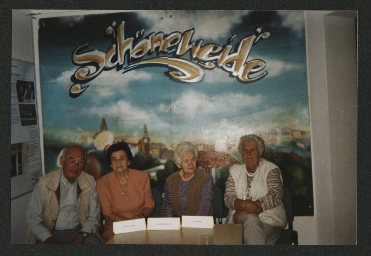 Zeitzeugengespr&auml;ch mit dem ehemaligen niederl&auml;ndischen Zwangsarbeiter H. v. Uitert und den beiden ehemaligen polnischen Zwangsarbeiterinnen K. Kosonowska u. I. Szeliga, Berlin, 02.09.2003, Doku-Zentrum NS-Zwangsarbeit/Berliner Geschichtswerkstatt