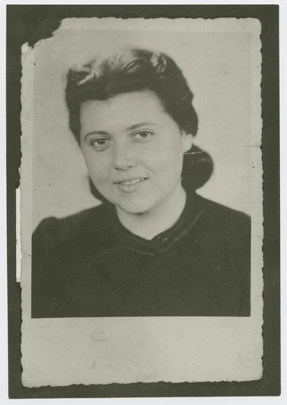 Die polnische Zwangsarbeiterin Teofila Turska, Opladen 1943. Fotograf: unbekannt. Bildnachweis: NS-Dokumentationszentrum der Stadt Köln (Bp4403).