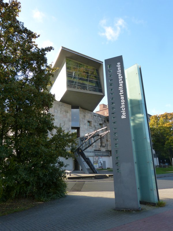 Der Eingang des Dokumentationszentrums Reichsparteitagsgelände, Nürnberg (2016)
Dokumentationszentrum Reichsparteitagsgelände 