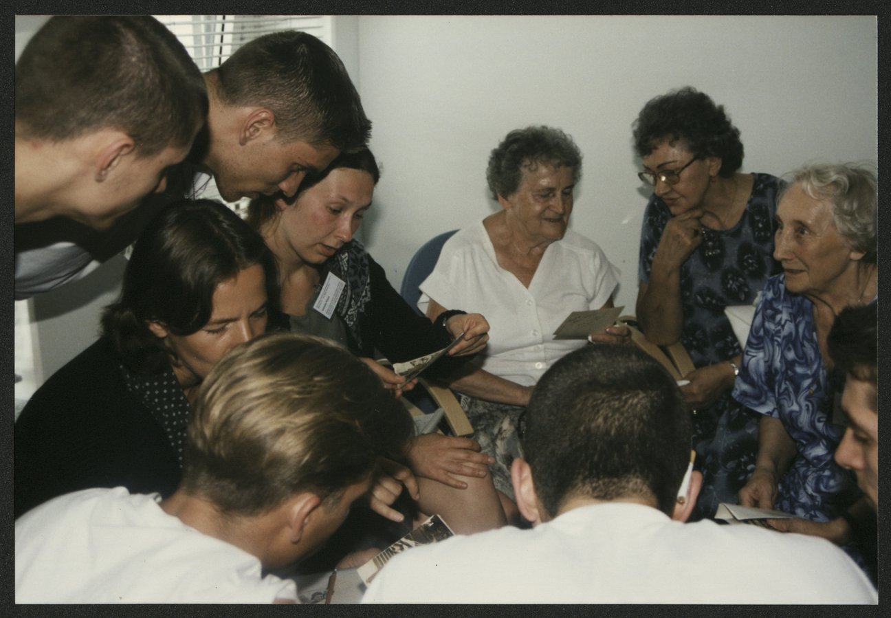 Ehemalige Zwangsarbeiter:innen im Gespr&auml;ch mit Berliner Sch&uuml;lern eines Oberstufenzentrums (15.-19.05.2000), Dokumentationszentrum NS-Zwangsarbeit/Sammlung Berliner Geschichtswerkstatt