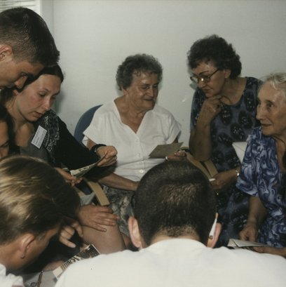 Ehemalige Zwangsarbeiter:innen im Gespr&auml;ch mit Berliner Sch&uuml;lern eines Oberstufenzentrums (15.-19.05.2000), Dokumentationszentrum NS-Zwangsarbeit/Sammlung Berliner Geschichtswerkstatt