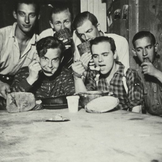 Caption (in Dutch): “Ostlager. Zomer 1943. In en om barak 5 kamer 1. Zaterdag, dubbel rantsoen” (Ostlager. Summer 1943. In and around barrack 5 room 1. Saturday, double rationing). © Dokumentationszentrum NS-Zwangsarbeit/Collection Berliner Geschichtswerkstatt, dzsw1936