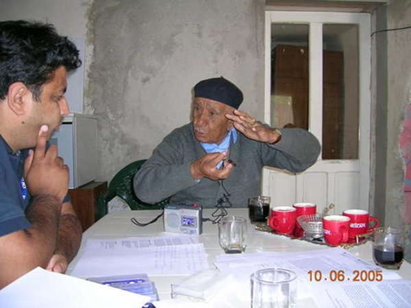 Interviewsituation mit dem mazedonischen Rom Shain A. Interviewarchiv „Zwangsarbeit 1939-1945“. Foto: Interview-Archiv „Zwangsarbeit 1939-1945“ Interviewsituation mit dem mazedonischen Rom Shain A. Interviewarchiv „Zwangsarbeit 1939-1945“
Foto: Interview-Archiv „Zwangsarbeit 1939-1945“