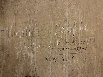 Inschrift von Teofila Turska in Zelle 4 des Gestapogefängnisses im EL-DE-Haus, Köln 2022. Fotograf: Georg Smirnov. Bildnachweis: NS-Dokumentationszentrum der Stadt Köln (N986-151).
