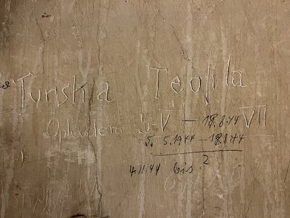 Inschrift von Teofila Turska in Zelle 4 des Gestapogef&auml;ngnisses im EL-DE-Haus, K&ouml;ln 2022. Fotograf: Georg Smirnov. Bildnachweis: NS-Dokumentationszentrum der Stadt K&ouml;ln (N986-151).