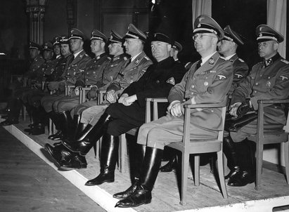 Max Frauendorfer (2. Reihe rechts au&szlig;en) bei der Vereidigung von SS-Verb&auml;nden in den Niederlanden, 1942. In der ersten Reihe rechts sitzt Heinrich Himmler. Bundesarchiv Signatur 183-R98625