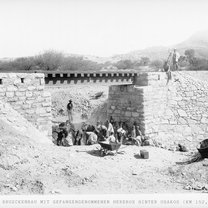 Brückenbau mit gefangengenommenen Hereros bei Usakos, 28.11.1905, Bildarchiv der Deutschen Kolonialgesellschaft, Universitätsbibliothek Frankfurt am Main 