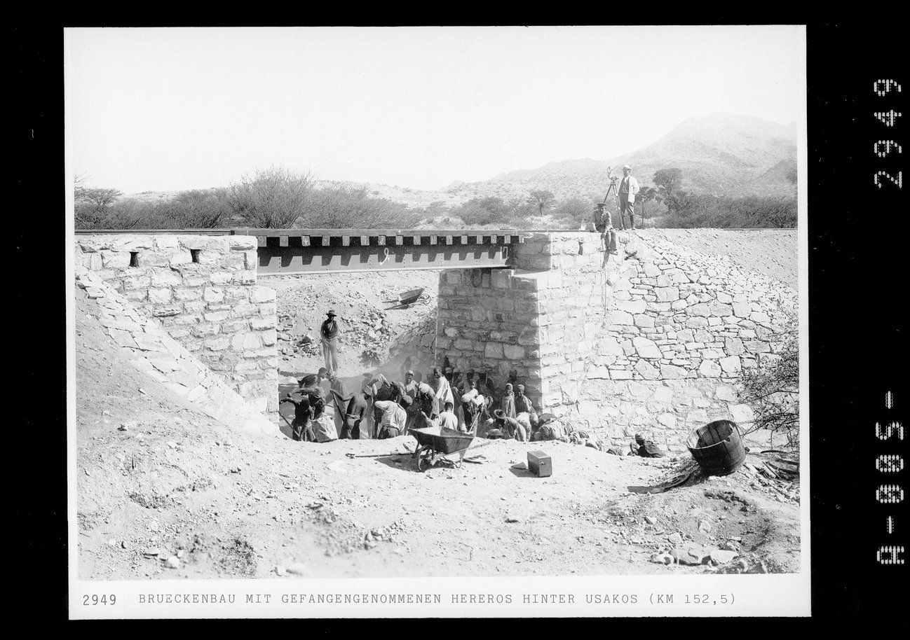 Brückenbau mit gefangengenommenen Hereros bei Usakos, 28.11.1905, Bildarchiv der Deutschen Kolonialgesellschaft, Universitätsbibliothek Frankfurt am Main 