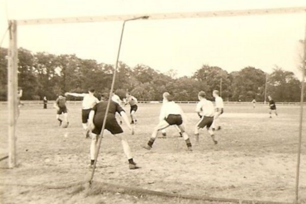 Niederländische Zwangsarbeiter beim Fußballspiel in Berlin