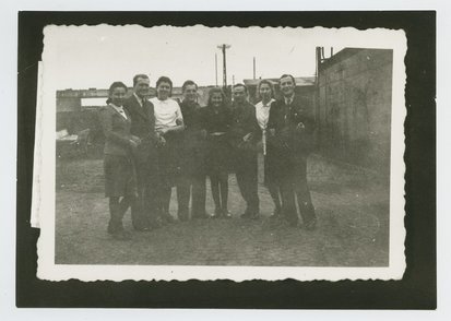 Polnische Zwangsarbeiterinnen und Zwangsarbeiter, die einer Widerstandgruppe nahestanden, darunter Leonard Kedzierski (2.v.l.) und Teofila Turska (3.v.l.), Köln-Ehrenfeld Sommer 1943.