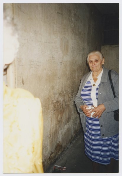 Die ehemalige ukrainische Zwangsarbeiterin Marija Schabanowa in ihrer früheren Zelle des Gestapogefängnisses im EL-DE-Haus, Köln September 1991. Fotograf: unbekannt. Bildnachweis: NS-Dokumentationszentrum der Stadt Köln (N986,121).