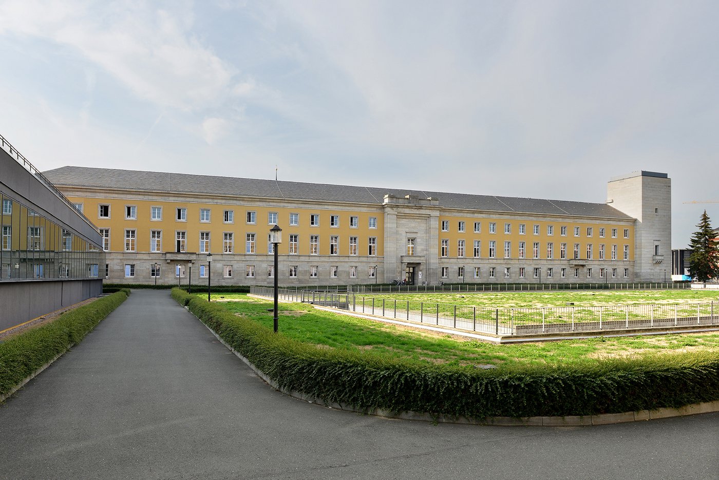 Das Südgebäude des ehemaligen NS-Gauforums in Weimar; im mittleren Bereich hinter dem Risaliten wird sich das Museum Zwangsarbeit im Nationalsozialismus befinden. Foto: Claus Bach