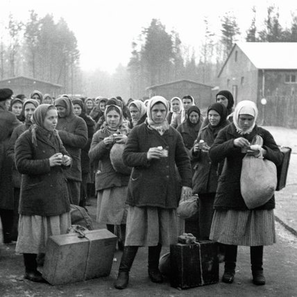 "Ostarbeiterinnen" erhalten nach ihrer Ankunft im Durchgangslager Berlin-Wilhelmshagen Verpflegung, 1942, bpk