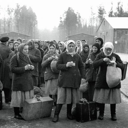 "Ostarbeiterinnen" erhalten nach ihrer Ankunft im Durchgangslager Berlin-Wilhelmshagen Verpflegung, 1942, bpk