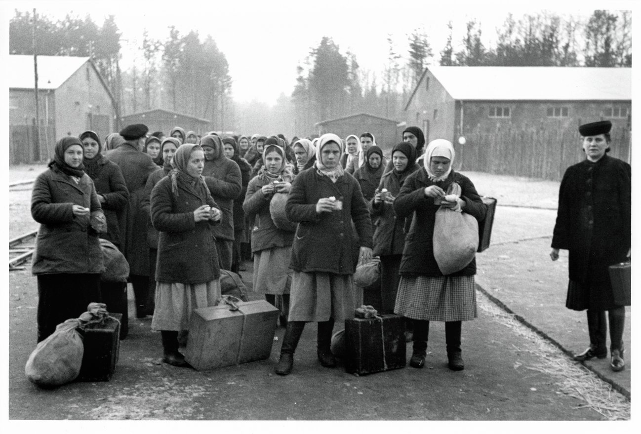 "Ostarbeiterinnen" erhalten nach ihrer Ankunft im Durchgangslager Berlin-Wilhelmshagen Verpflegung, 1942, bpk