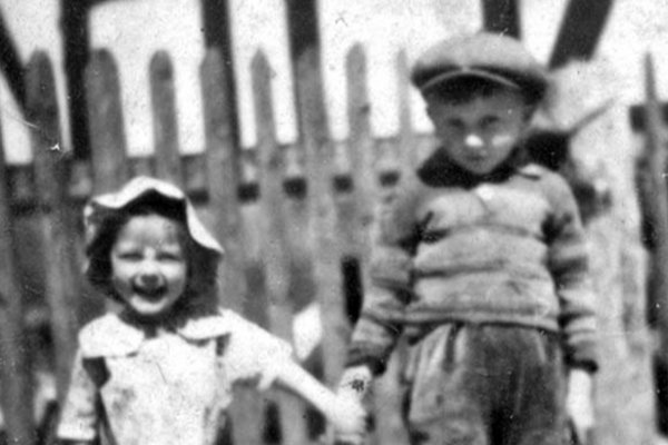 Henryk Łytka, polnisches Zwangsarbeiterkind, kurz nach seinem sechsten Geburtstag mit einem deutschen Mädchen in Reiffenhausen (1942). Henryk Lytka erinnert sich: »Ich wurde misshandelt, insbesondere durch die Jugend, die in der Hitlerjugend vereinigt war. Ich wurde von ihnen geschlagen und mit Steinen beworfen. Ich habe noch Narben auf dem Kopf. Eines Tages hat mich ein Hahn angegriffen und fing an, mich zu stechen und zu beißen. Eine alte Frau, die das sah, hat in die Hände geklatscht und schrie: ›Schweine, polnische Kinder!‹«. Fotoquelle: Henryk Łytka, Choszczno