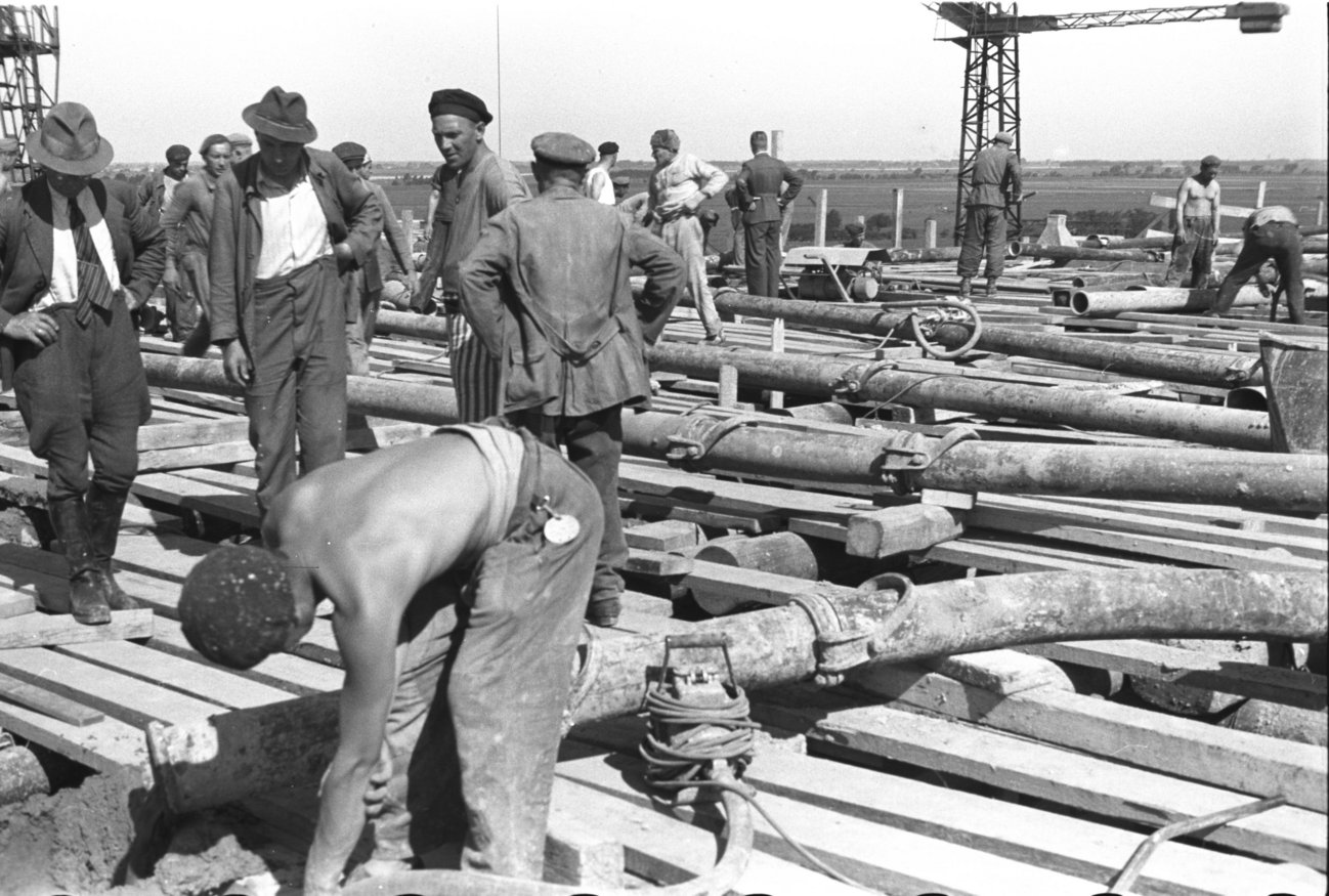 Zwangsarbeiter auf der Baustelle des „Bunker Valentin“, undatiert. Denkort Bunker Valentin/LzpB Bremen, Foto: Henry Fried
