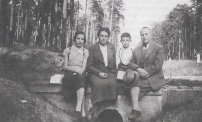 Bildunterschrift Elisabeth and Rudolf Freund with their children Ursula and Rudolf, c. 1937 © U. Goebel, privately owned