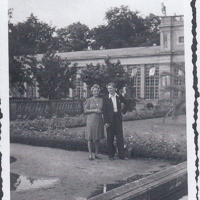Elli Köhn, links, steht mit Alexander vor der Orangerie im Park Sanssouci in Potsdam, 1943, Dokumentationszentrum NS-Zwangsarbeit 