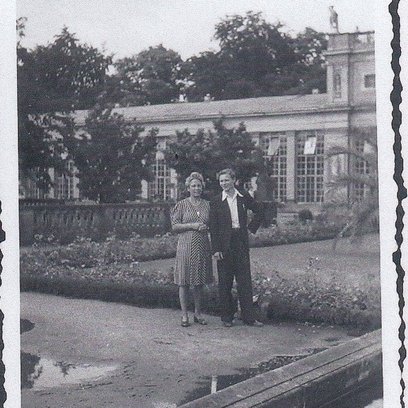 Elli K&ouml;hn, links, steht mit Alexander vor der Orangerie im Park Sanssouci in Potsdam, 1943, Dokumentationszentrum NS-Zwangsarbeit 